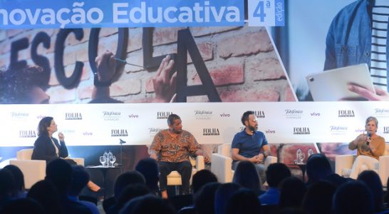 A historiadora Diana Gonçalves Vidal está no palco, falando em painel do Fórum Inovação Educativa, promovido pela Folha de S.Paulo em parceria com a Fundação Telefônica Vivo.