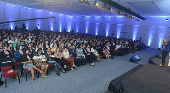 Claudia Costin, diretora do Centro de Excelência e Inovação em Políticas Educacionais da FGV, está no palco conduzindo mesa no Fórum Inovação Educativa.