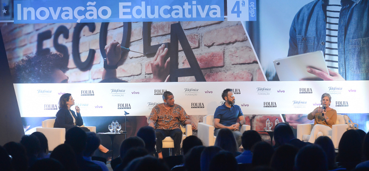 A historiadora Diana Gonçalves Vidal está no palco, falando em painel do Fórum Inovação Educativa, promovido pela Folha de S.Paulo em parceria com a Fundação Telefônica Vivo.
