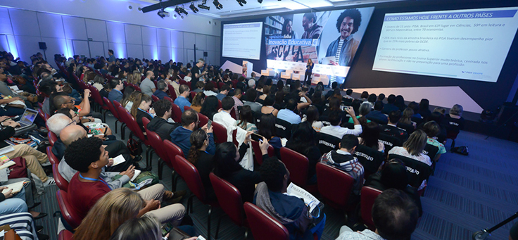 Foto aérea mostra plateia com palco ao fundo do Fórum Inovação Educativa, promovido pela Folha de S.Paulo em parceria com a Fundação Telefônica Vivo.