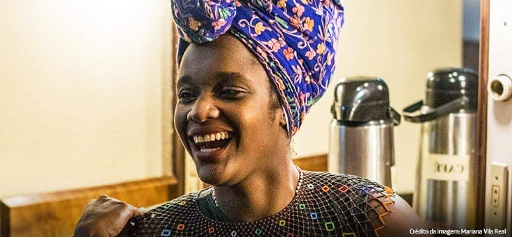 Imagem da jovem Winnie Bueno sorrindo