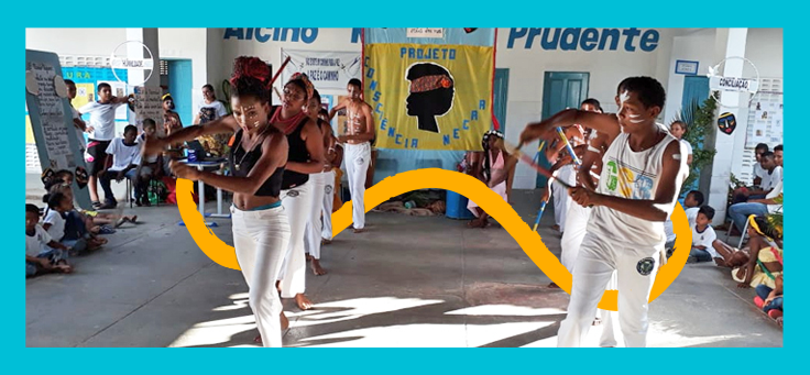 Imagem mostra jovens se apresentando na escola