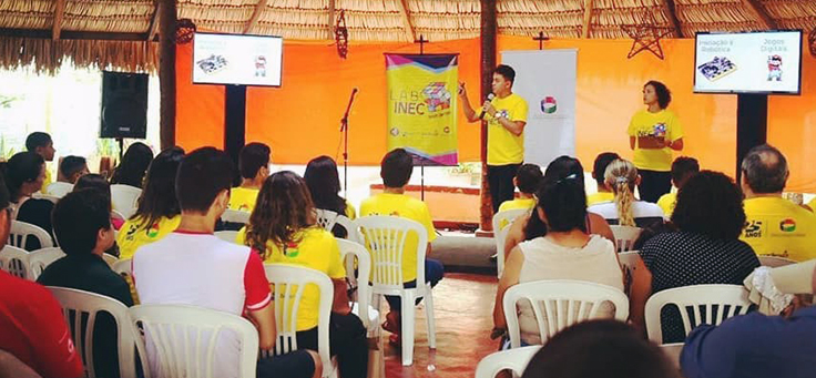 Plateia de alunos assiste à palestra do projeto que contribui para a formação de jovens.