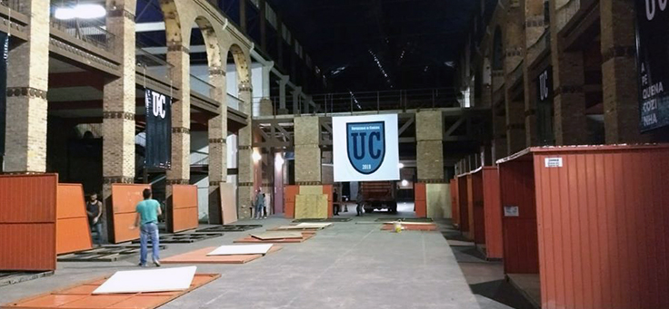 Imagem mostra saguão da Universidade da Correria, iniciativa que contribui para a formação de jovens.