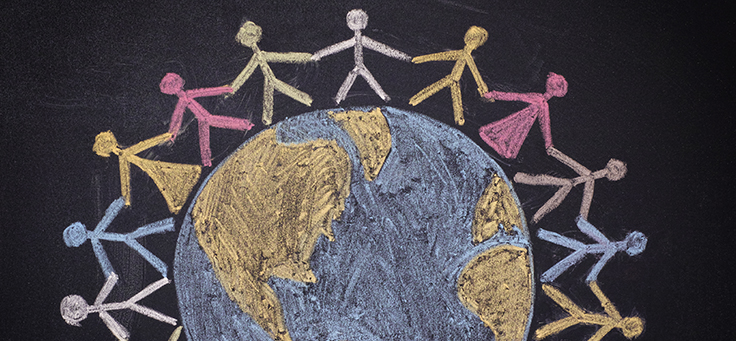 Para ilustrar os ODS, Objetivos de Desenvolvimento Sustentável, da ONU, bonecos de mãos dadas formam uma ciranda em volta de um globo terrestre em desenho feito a giz.