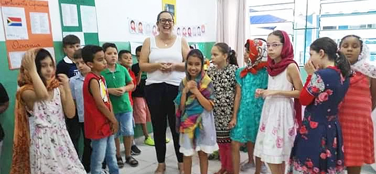 Imagem da professora Marcela Oliveira, da EMEF Paulo Thomaz da Silva, em Itatinga (SP) com seus alunos