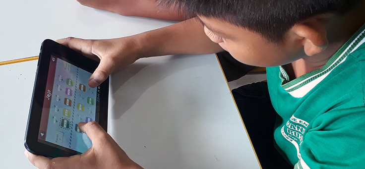 Imagem mostra aluno fazendo atividades em um tablet