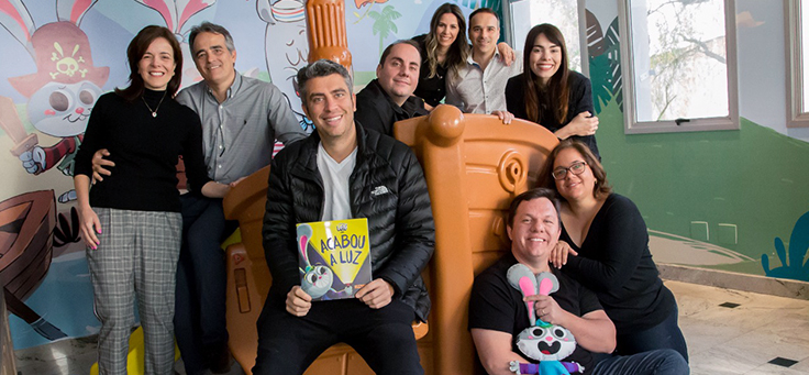 Na imagem, a equipe responsável pela animação As Aventuras de Lelé posa para foto em grupo