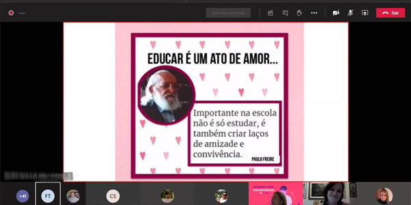 Tela mostra slide sobre o rosto de Paulo Freire acompanhado da frase “Educar é um ato de amor” durante oficina a distância na Escola Municipal República da Colômbia na Semana dos Voluntários.
