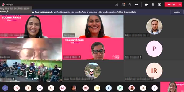 Tela dividida em nove frames mostra o rosto de beneficiários da Associação Beneficente Dikaion e colaboradores da Vivo durante evento virtual da Semana dos Voluntários.