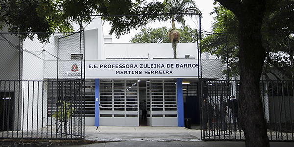 Imagem mostra a fachada da E.E Professora Zuleika de Barros Martins Ferreira, onde está instalada a primeira unidade do CIEBP.