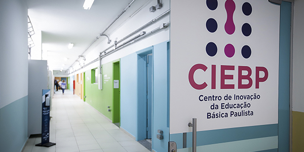 Imagem mostra corredor da escola E.E Professora Zuleika de Barros Martins Ferreira, onde está instalada a primeira unidade do CIEBP. Há um banner afixado numa parede onde se lê CIEBP – Centro de Inovação da Educação Básica Paulista.
