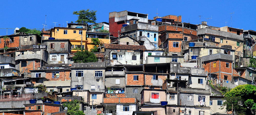 Imagem mostra casas no Conjunto de favelas da Maré, no Rio de Janeiro, onde instituições como a Unicef criaram série de medidas para fortalecer a rede de proteção a jovens que moram na região. As construções têm cores variadas: algumas amarelas, outras com tijolo aparente, outras com reboco cinza.
