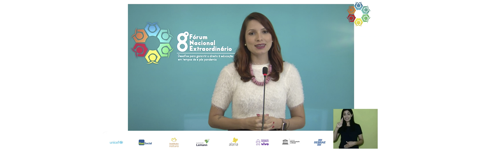 Imagem mostra apresentadora vestindo branco em um evento online. Ao fundo, se vê o logo do 8º Fórum Nacional Extraordinário – Desafios para garantir o direito à educação em tempos de e pós pandemia