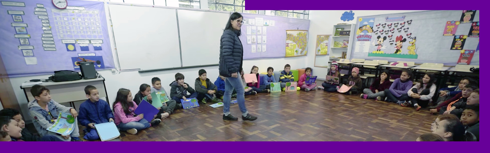 Profesora dá aula para alunos sentandos no chão em roda em uma das escolas participantes da Websérie Escolas Conectadas