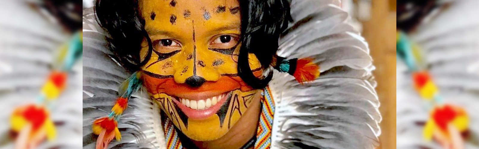 Tukumã Pataxó se destaca pelo ativismo indígena e aparece com pintura no rosto que se assemelha a uma onça, além de um cocar na cabeça, com penas em tons de cinza.