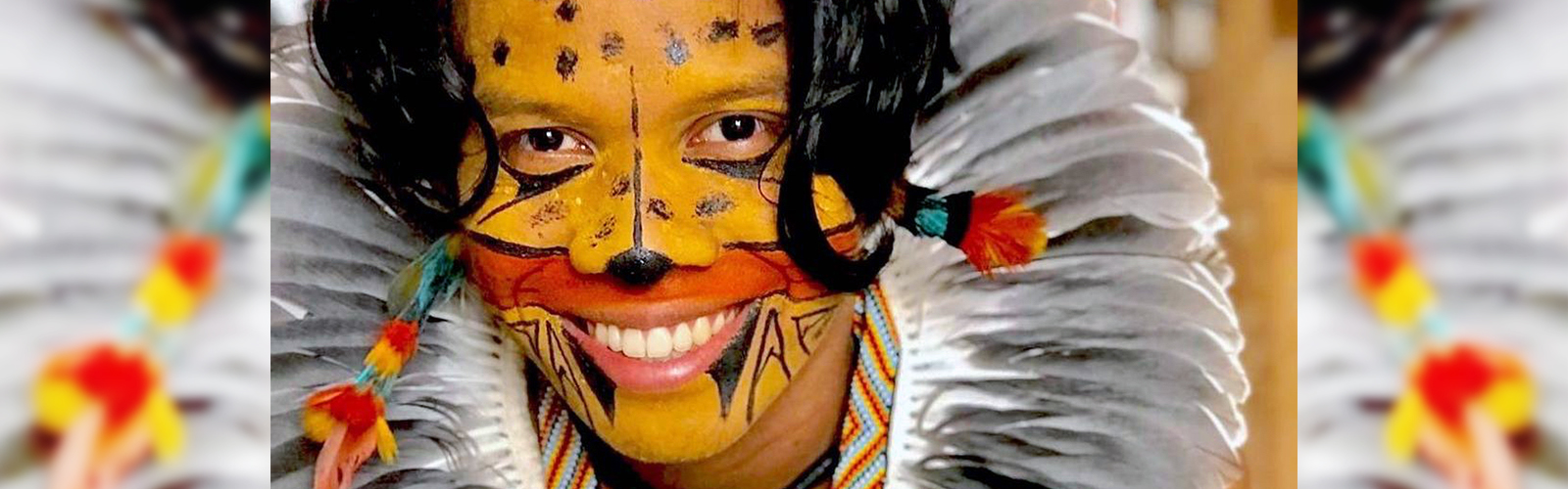 Tukumã Pataxó se destaca pelo ativismo indígena e aparece com pintura no rosto que se assemelha a uma onça, além de um cocar na cabeça, com penas em tons de cinza.