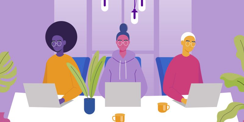 Imagem que representa o quiz A 42 São Paulo é para mim? é uma ilustração que mostra três pessoas utilizando notebook e sentadas em fileira em uma mesa. A primeira é uma mulher negra de cabelos crespos, usando óculos e blusa amarela; a segunda é uma mulher branca com os cabelos presos num coque, usando moletom; a terceira é uma pessoa de cabelos brancos e curtos, usando óculos. Ao fundo e sobre a mesa há plantas.