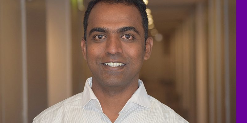 Imagem mostra o educador Ranjitsinh Disale sorrindo para a câmera. Ele usa camisa branca, é moreno e tem cabelos escuros.