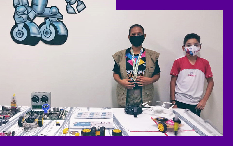 Professora Keila Cattete posa para foto com um dos seus alunos