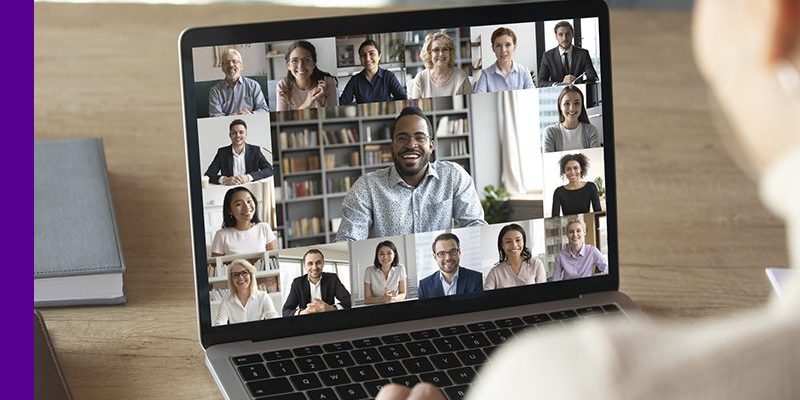 A imagem mostra a tela de um computador onde se vê várias pessoas em videoconferência