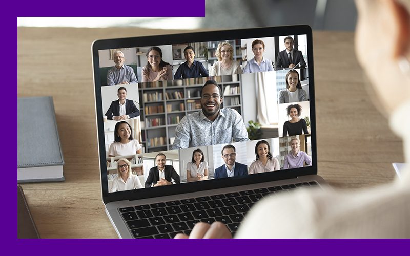 A imagem mostra a tela de um computador onde se vê várias pessoas em videoconferência