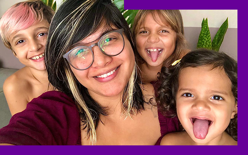 Foto da professora Raquel Petersen com as filhas