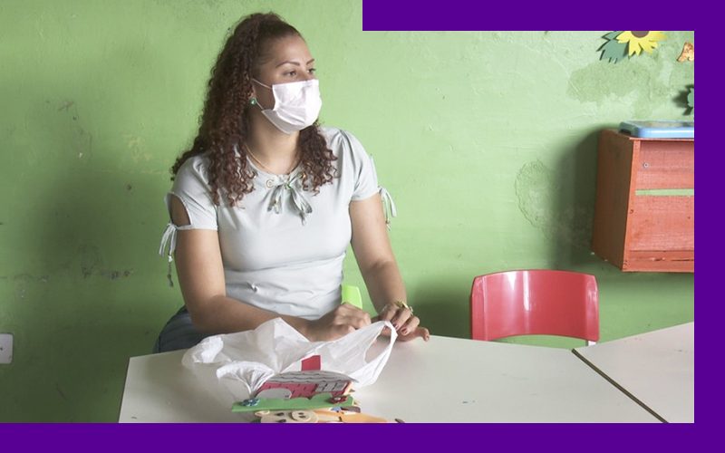professora Drielly de Souza usou a história dos Três Porquinhos para ensinar sobre importância de ficar em casa na pandemia