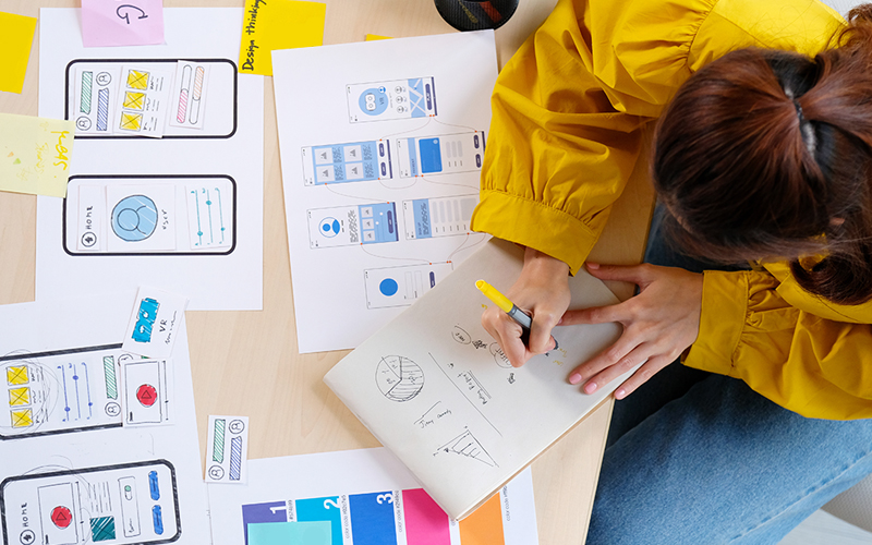 Estudante desenha gráficos de para projetos digitais