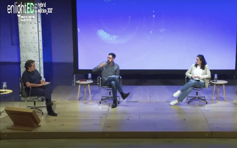 Imagem do evento enlightED com participantes no palco