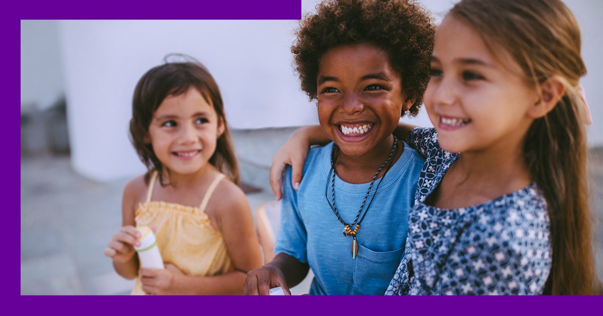 Imagem genérica de três meninas juntas, sorrindo