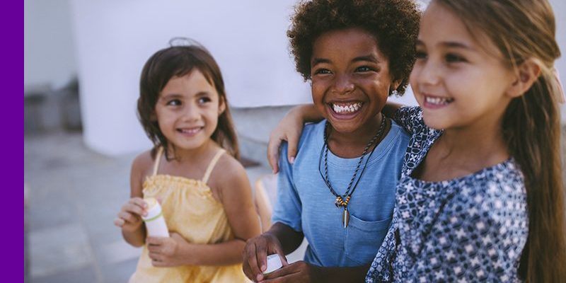 Imagem genérica de três meninas juntas, sorrindo