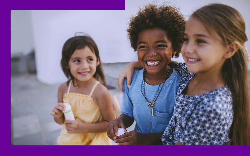 Imagem genérica de três meninas juntas, sorrindo