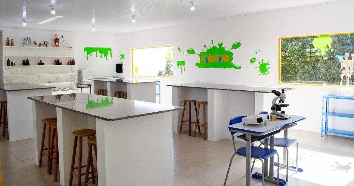 Imagem do laboratório escolar vazio