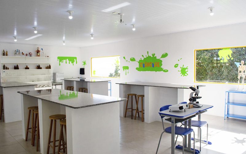 Imagem do laboratório escolar vazio