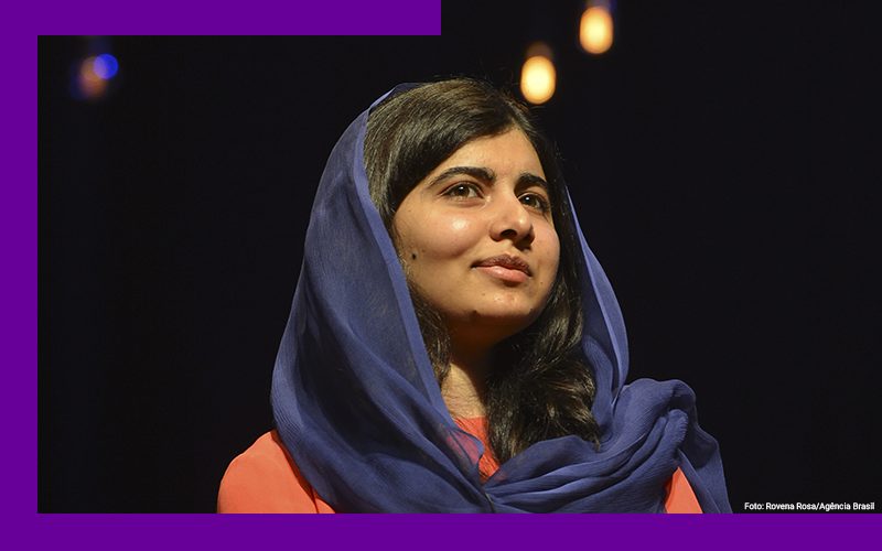 Imagem da Malala Yousafzai de véu durante uma apresentação