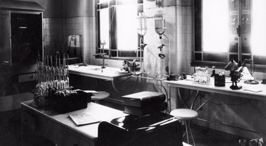 Foto do laboratório do Pavilhão da Peste (atual Pavilhão do Relógio)