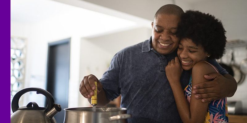 Pai e filha cozinham juntos