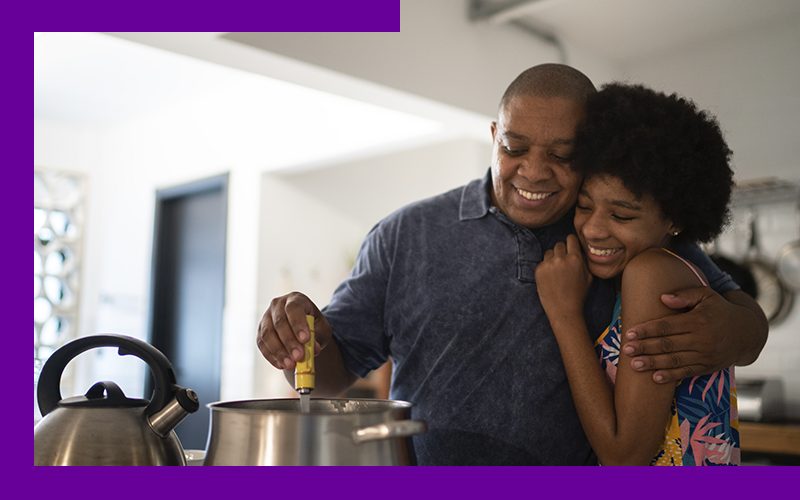 Pai e filha cozinham juntos