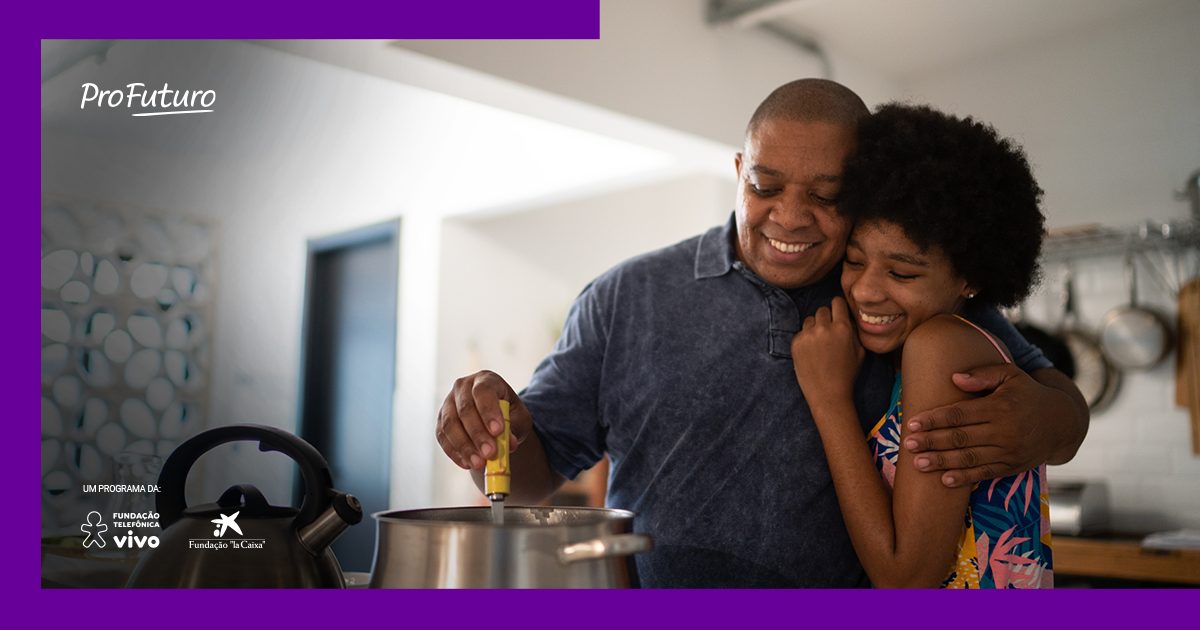 Pai e filha cozinham juntos