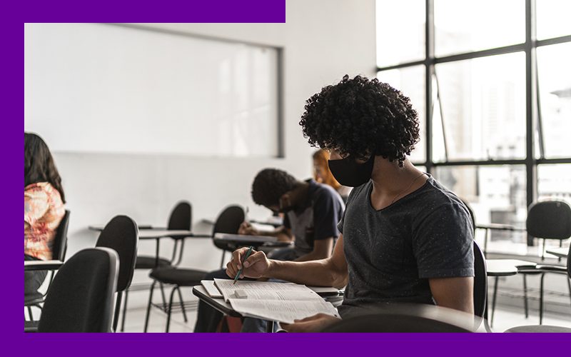 estudantes em sala de aula