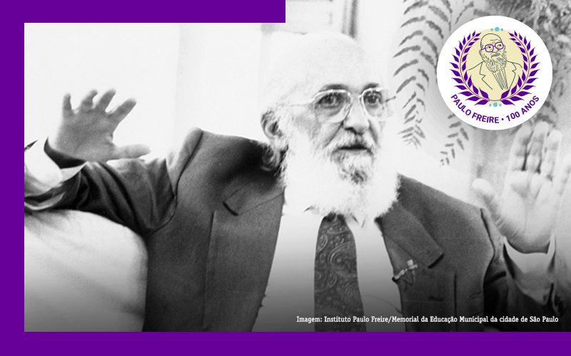 Imagem mostra o educador Paulo Freire. A imagem contém um selo comemorativo ao centenário do educador