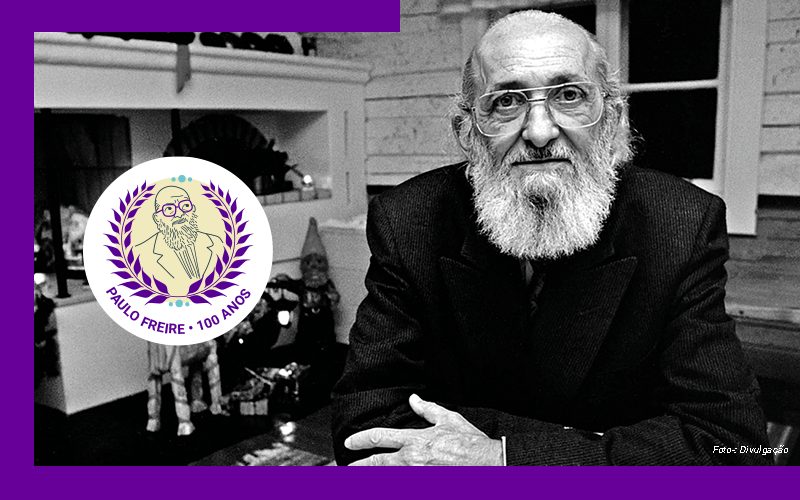 Imagem do pensador Paulo Freire estilizada com uma borda púrpura
