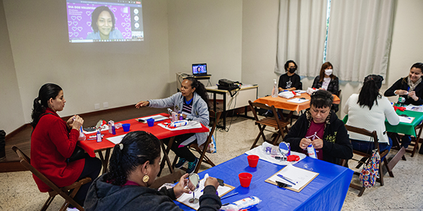 Imagem mostra mulheres participando de aula de automaquiagem em uma instituição beneficiada pelo DVT