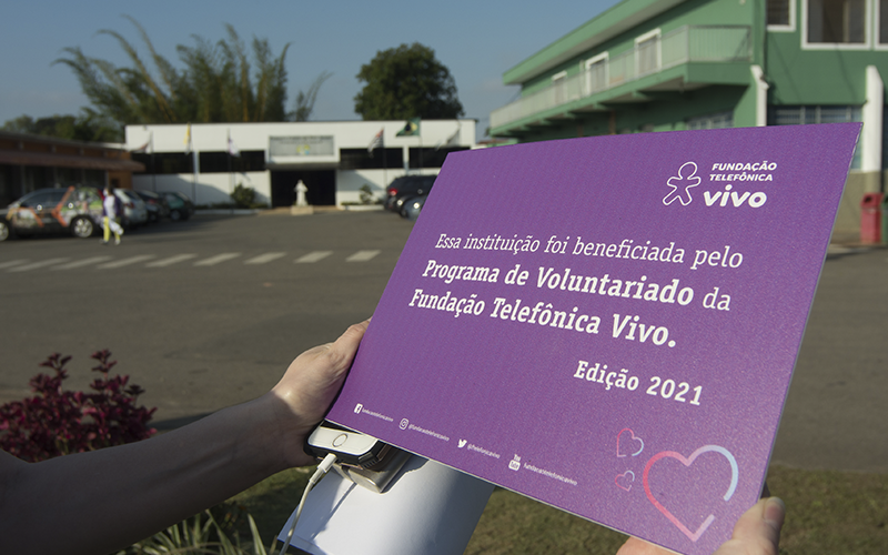 Placa com a frase: essa instituição foi beneficiada com o Programa de Voluntariado da Fundação Telefônica Vivo 2021
