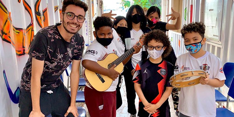 Através da música, percussionista voluntário ensina crianças e jovens