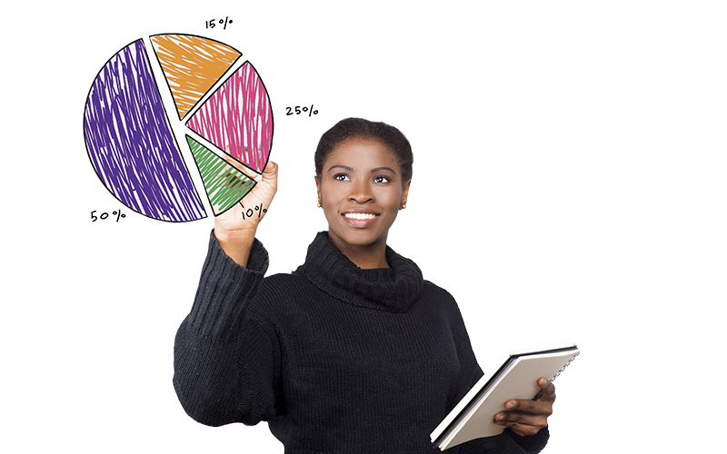 Imagem mostra uma professora negra. Ela veste uma blusa preta, segura um caderno na mão esquerda e com a mão direita aponta para um gráfico que aparece no alto da imagem