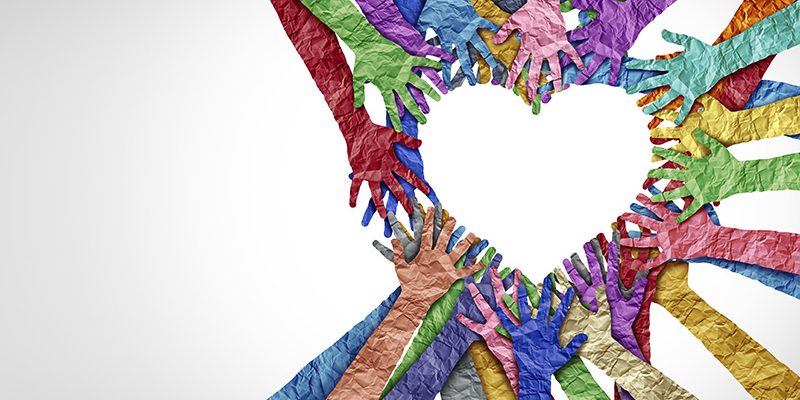 desenho de várias mãos coloridas unidas formando um coração