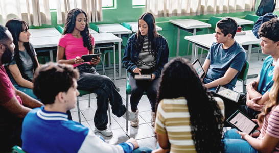 Como a tecnologia fortalece a solidariedade e a cidadania nas escolas