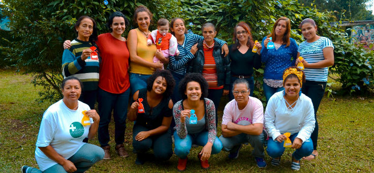 Grupo responsável pela criação da biblioteca comunitária dentro do cemitério de Parelheiros